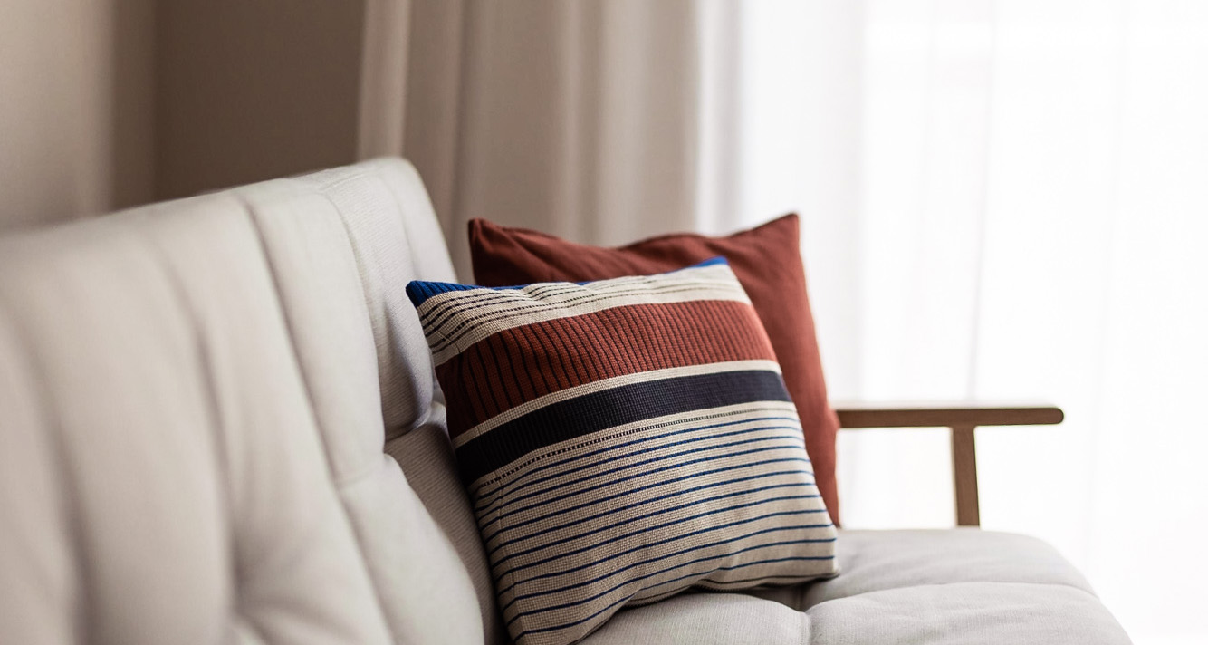 Gemütliches Sofa mit Designerkissen im Wohnbereich einer Ferienwohnung Lana Gemütliches Sofa mit Designerkissen im Wohnbereich einer Ferienwohnung Lana